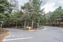 Situat en una zona residencial a la sortida de Jub 14