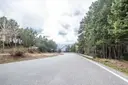 Situat en una zona residencial a la sortida de Jub 15