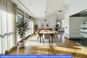 Es presenta aquest àtic singular de 215,05 m², s 3