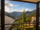 Casa adossada de pedra i fusta amb vistes a la vall i grans terras... 2