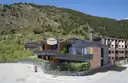 "Explore una vida de lujo y comodidad en nuestras exclusivas residencias, donde la elegancia se fusiona con la funcionalidad para ofrecerle el hogar de sus sueños." 9