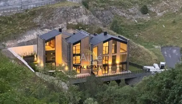 Exclusive mountain villa: luxury and comfort in a natural setting — foto 1 de 55