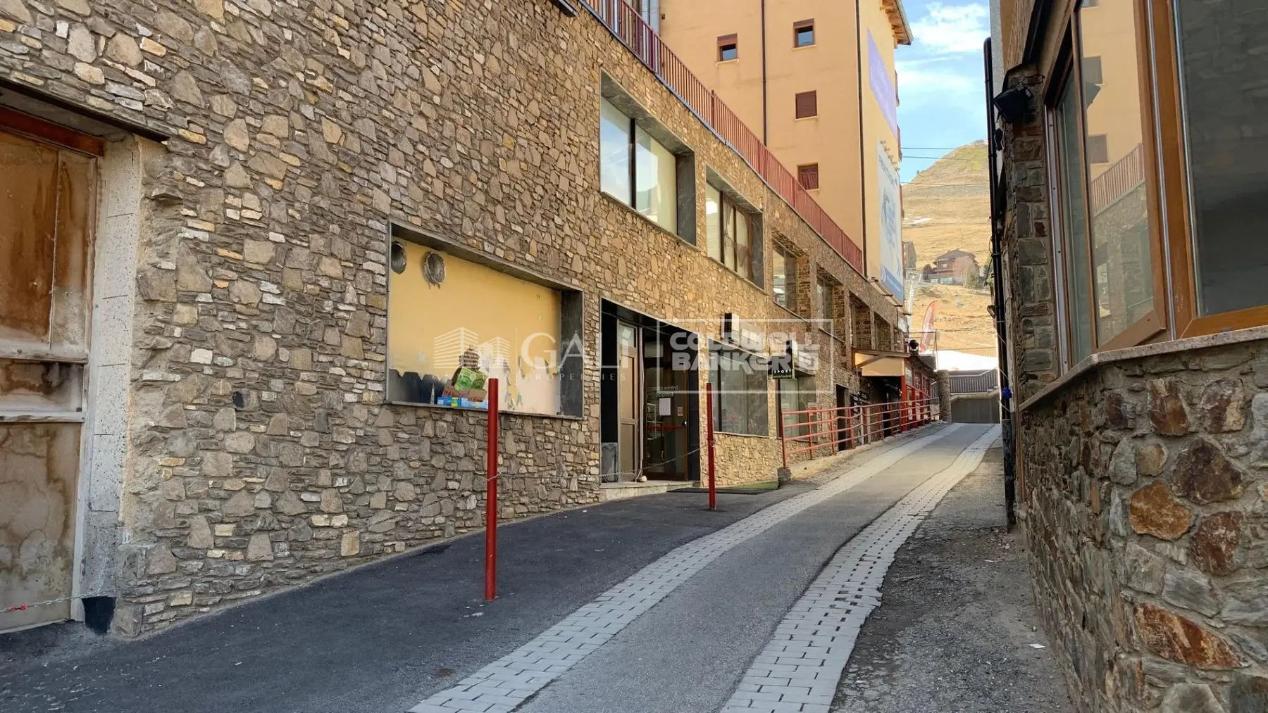 GRAN LOCAL EN VENTA, A PIE DE PISTAS, EN EL PAS DE LA CASA. — foto 1 de 10