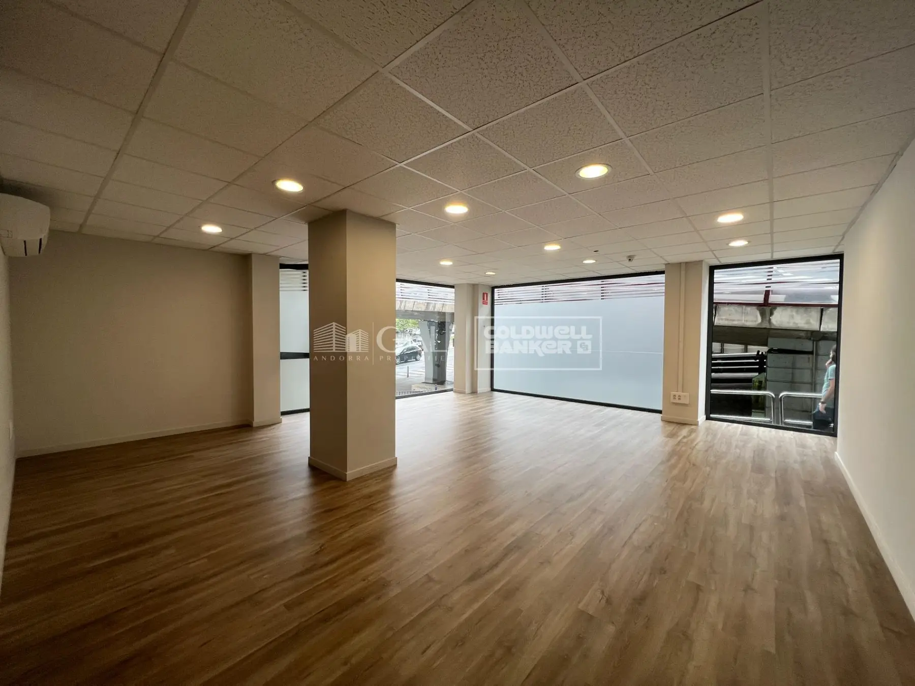 LOCAL COMERCIAL EN PLENO CENTRO DE ANDORRA LA VELLA — foto 1 de 14