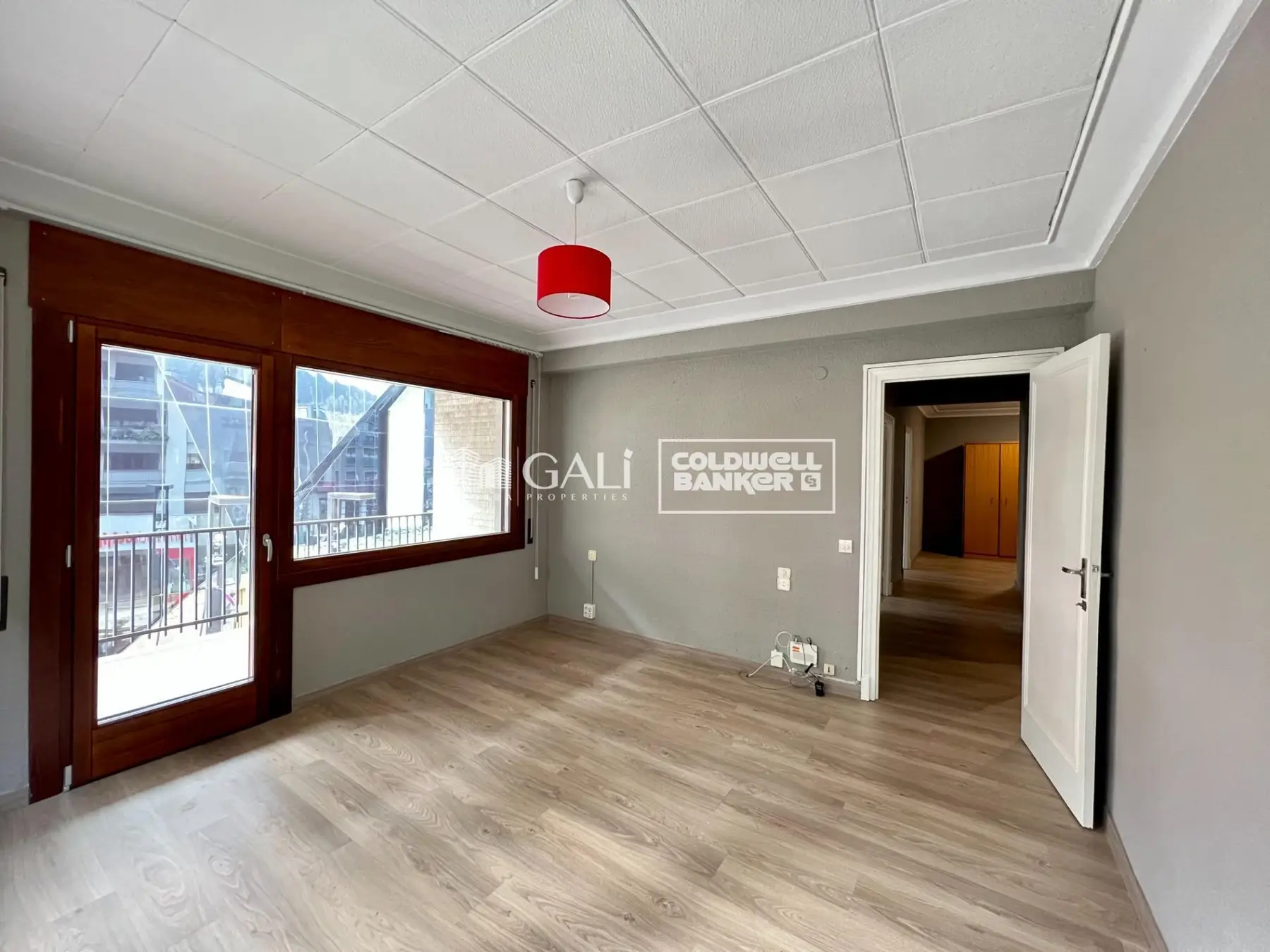 PISO DE CUATRO HABITACIONES SEMI-REFORMADO EN PLENO CENTRO DE ANDORRA LA VELLA — foto 1 de 14