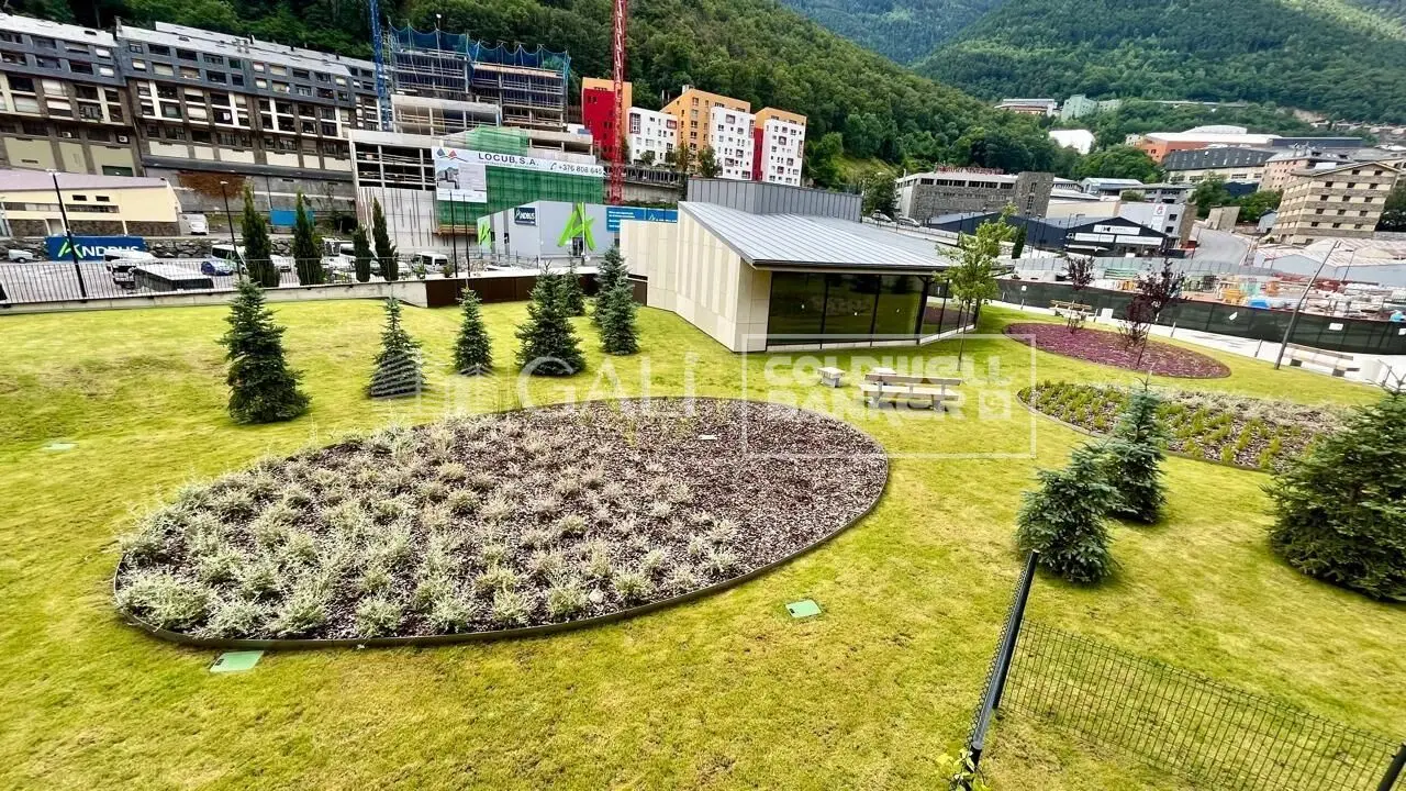 Piso de obra nueva en el centro de Andorra la Vella con parking y terraza — foto 1 de 14