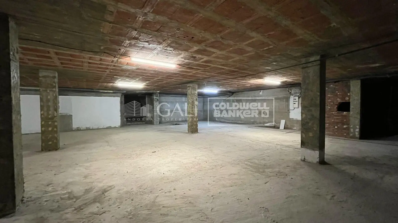 LOCAL COMERCIAL DE 350M2 EN ZONA CENTRO DE ANDORRA LA VELLA — foto 1 de 13