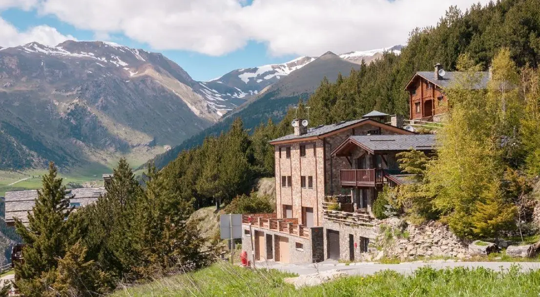 MAGNÍFICA CASA ADOSADA EN CANILLO, ANDORRA — foto 1 de 14