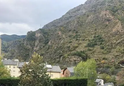 Adosado luminoso con vistas a valle y montaña en entorno residencial tranquilo — foto 1 de 2