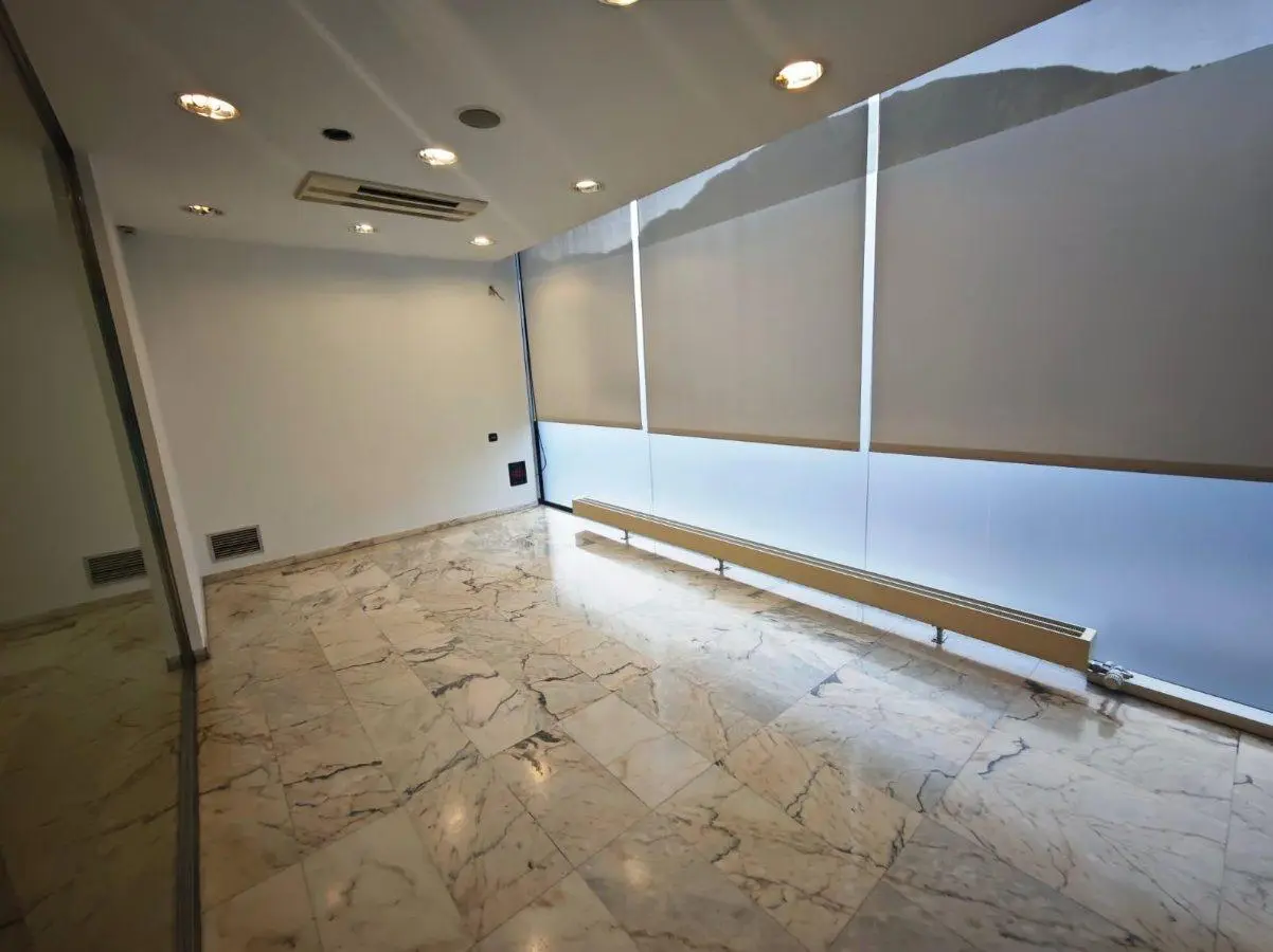Local de 205 m2 para oficinas o negocio en la zona Vivand (Escaldes) — foto 1 de 9