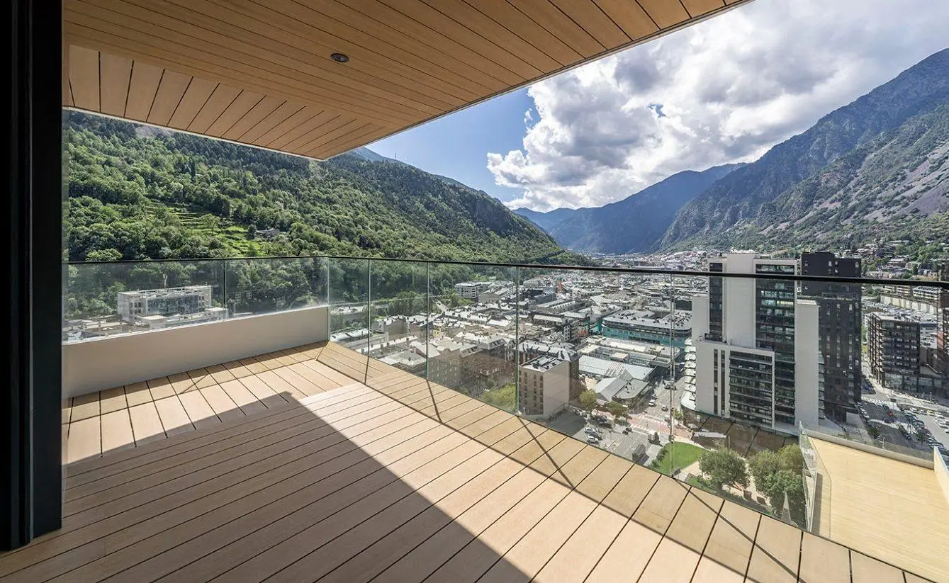 Exclusivo ático de 4 habitaciones en la planta 20 de Terrasses d’Emprivat con cubierta privada — foto 1 de 8