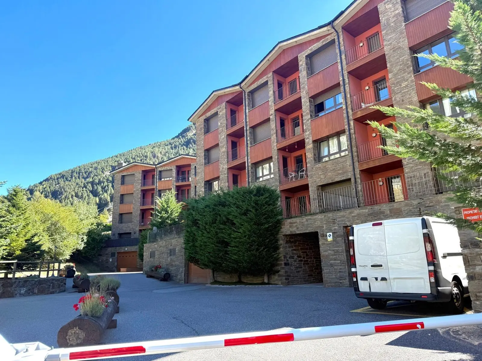 Acogedor y soleado piso de 74 m2 con 2 habitaciones dobles exteriores en Prats (Canillo) — foto 1 de 14
