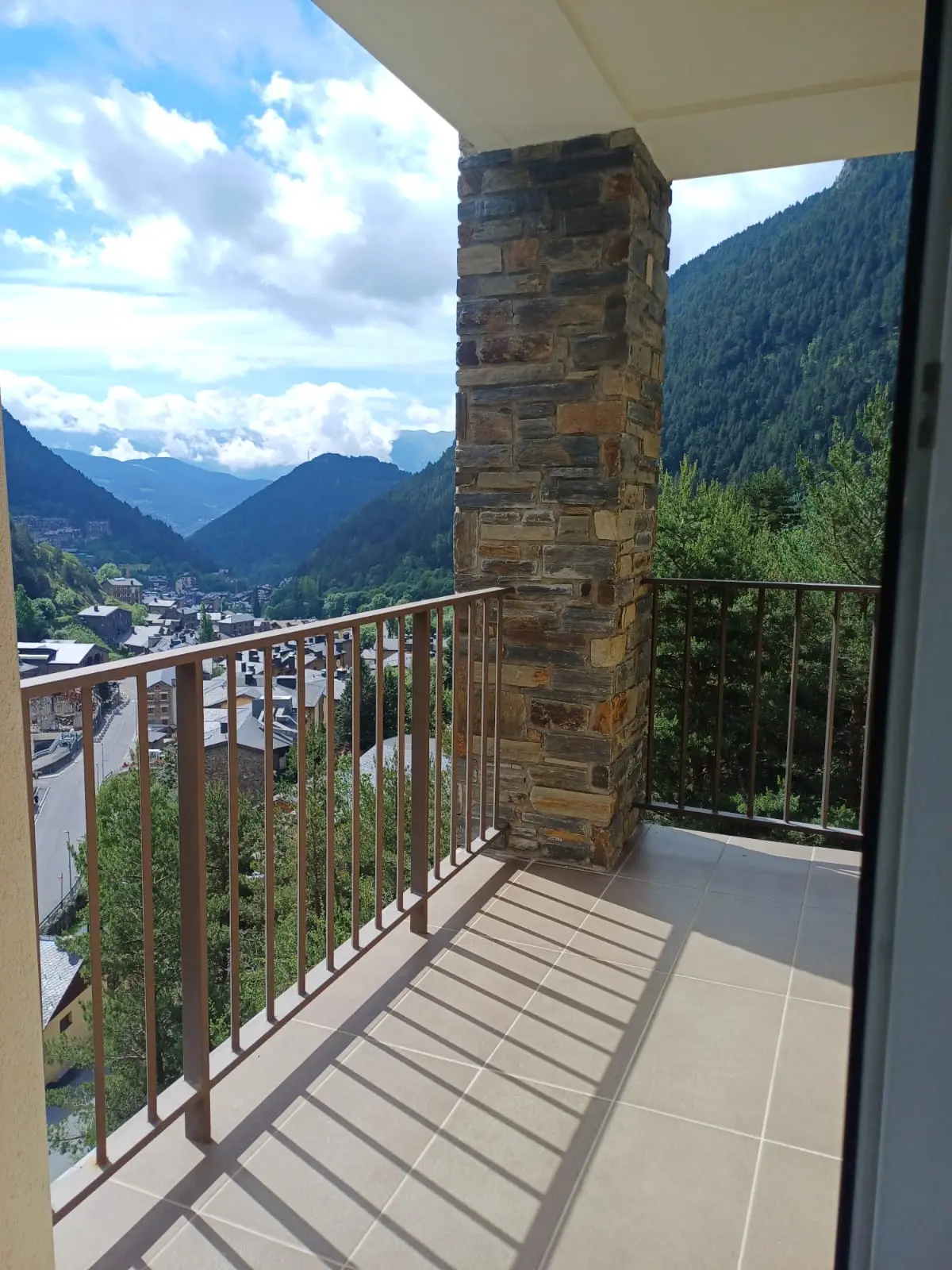Piso en venta en Arinsal, 2 habitaciones, 84 metros — foto 1 de 8