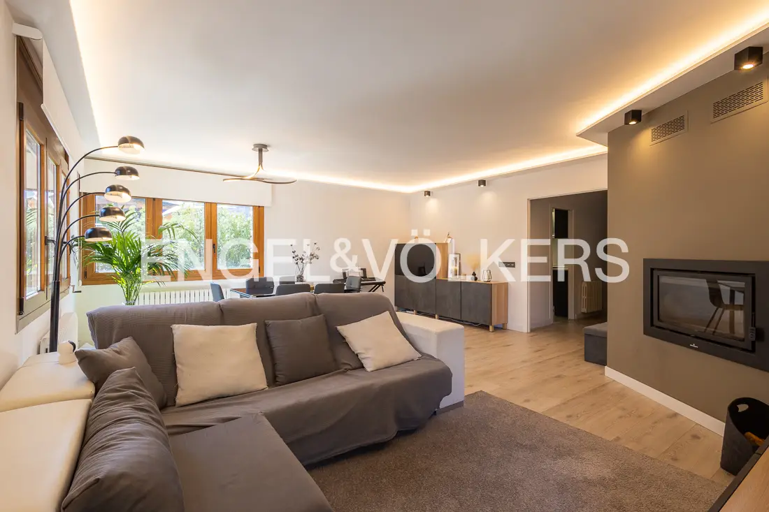 Piso en venta en Santa Coloma, 3 habitaciones, 157 metros — foto 1 de 28