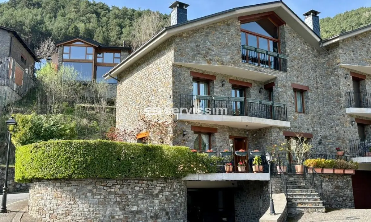 Casa adosada en venta en Sispony, 4 habitaciones, 302 metros — foto 1 de 41