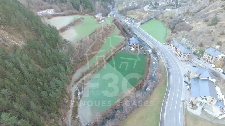 Parcel·la d'un total de 605 m2 per comprar, situ — foto 1 de 3