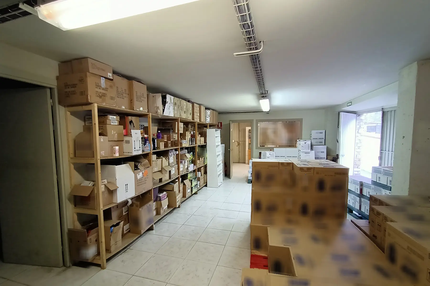 Aquest local comercial de 215,50m² per comprar es — foto 1 de 14
