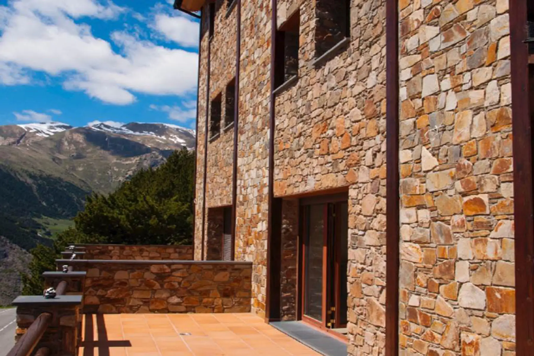 Exclusiva casa adossada de muntanya per a comprar — foto 1 de 15
