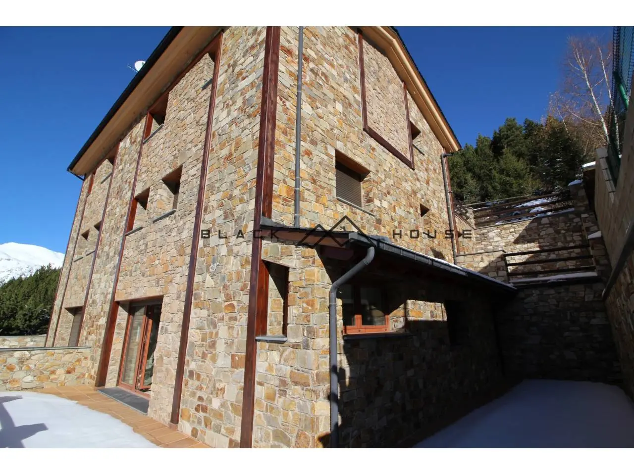 Casa adosada en venda en Canillo — foto 1 de 21