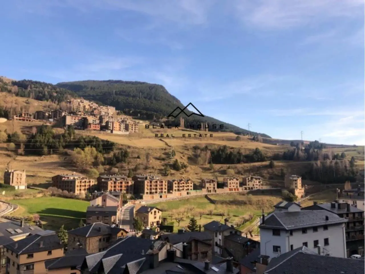 Edifici a la venda al centre de Canillo de nova construcció. — foto 1 de 19