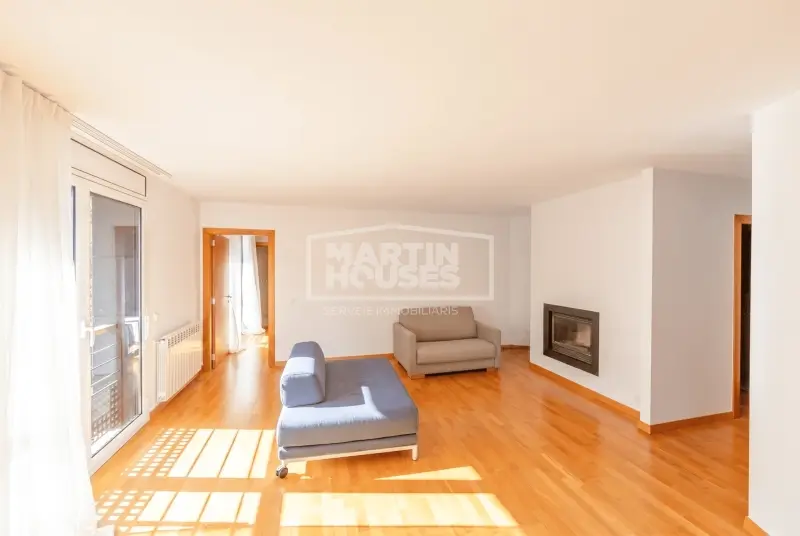 Pis molt lluminós de 3 habitacions, xemeneia, box tancat per a 2 ... — foto 1 de 21
