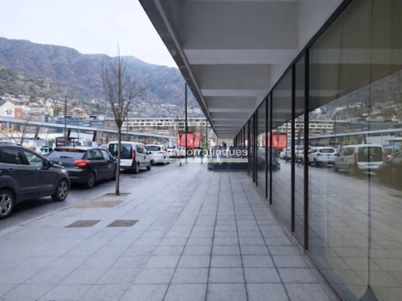 1ª línia comercial de compra a Andorra la Vella — foto 1 de 10