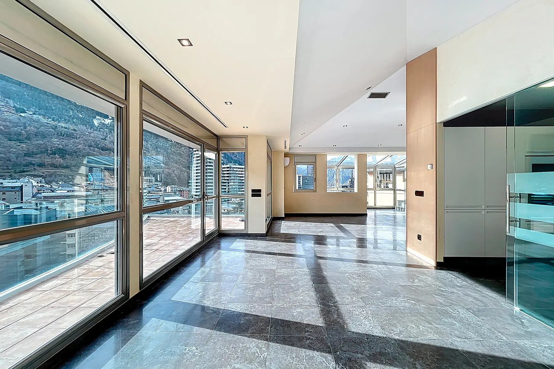 Ático en venta en Escaldes Engordany, 4 habitaciones, 215 metros — foto 1 de 49