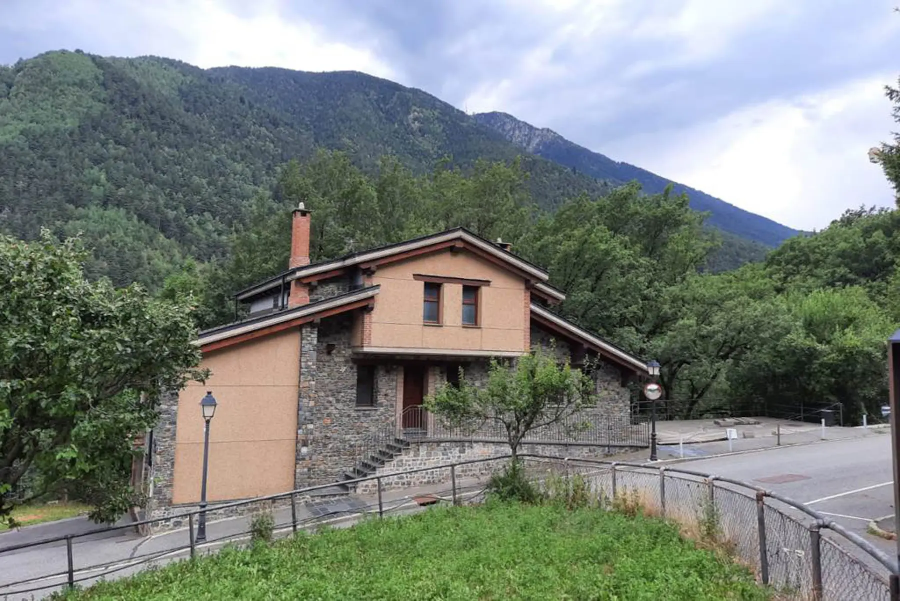 Chalet en venta en Sispony, 2 habitaciones, 548 metros — foto 1 de 7