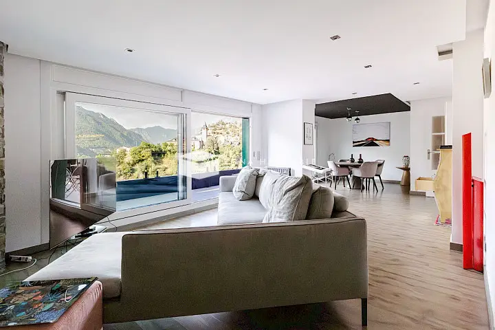 Ático dúplex reformado con terraza y espectaculares vistas en el centro de Escaldes-Engordany. — foto 1 de 14