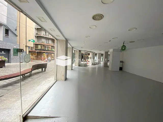 Local comercial en alquiler en pleno centro de Andorra la Vella — foto 1 de 8