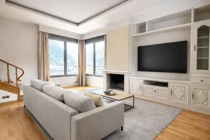 CASA EN ENCAMP CON JARDIN, 6 HABITACIONES, VISTAS AL VALLE.