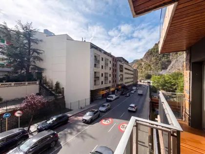 Se vende piso de 4 habitaciones en el centro de Sant Julià.