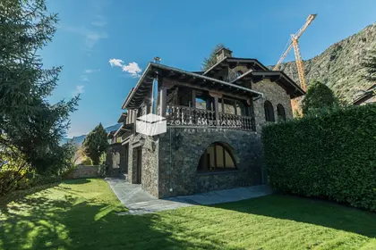 Chalet rústico con jardín en una ubicación privilegiada, junto al Park Hotel