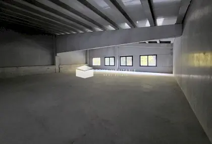 Nave industrial de reciente construcción en venta en La Massana, con 458 m² totales, acceso para camiones y espacio polivalente